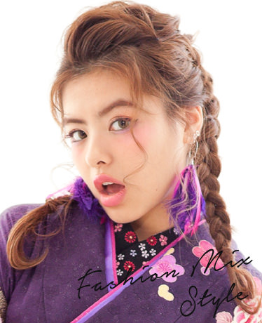 FASHION MIX:紫色の振袖にピンク色のメイクをした成人の女の子の写真