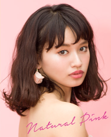 NATURAL PINK:ピンク色の背景でナチュラルメイクな成人の女の子の写真