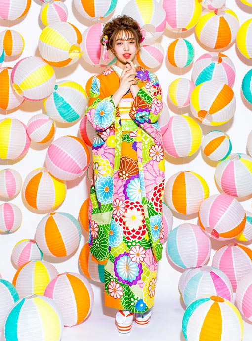 ボリュームを高めにしたルーズなアップスタイルにミントカラーのアイラインをアクセントにしたトレンドメイク