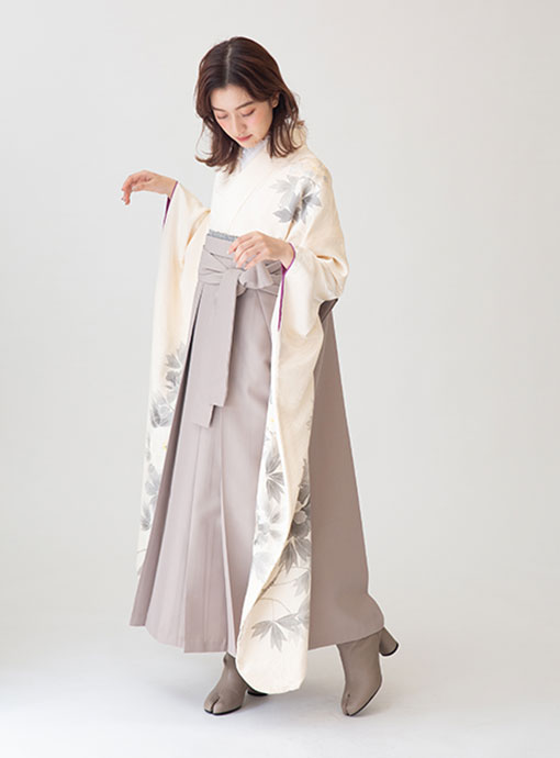 軽い質感のダウンスタイルとワントーンメイクで振袖×袴の新しいスタイル