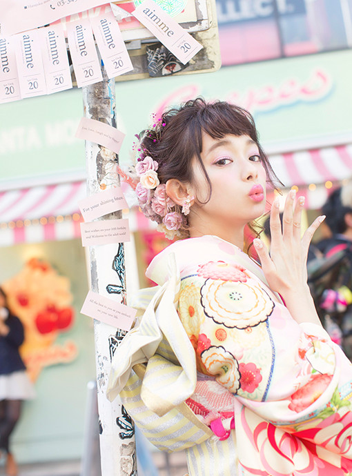 原宿のカラフルな店の前で花柄の振袖を着た20歳のHARAJUKU LOCATION PHOTO