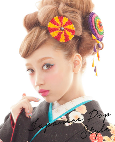 JAPANESE POP:黒い振袖に青×ピンク色のメイクをした成人の女の子の写真