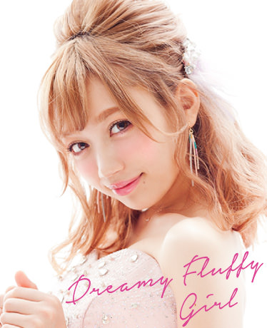 DREAMY FLUFFY GIRL:ハーフアップヘアにピンクのドレスを着た成人の女の子の写真