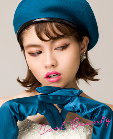 COOL BEAUTY:ショッキングピンクのリップに青い帽子・手袋をした成人の女の子の写真