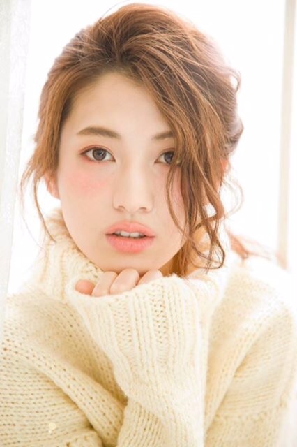 ガーリーな印象のチーク