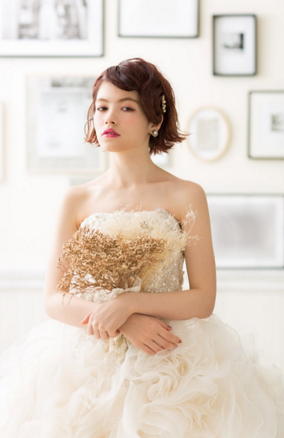 ヘアスタイル アクセサリーにポイント!シンプル外ハネ