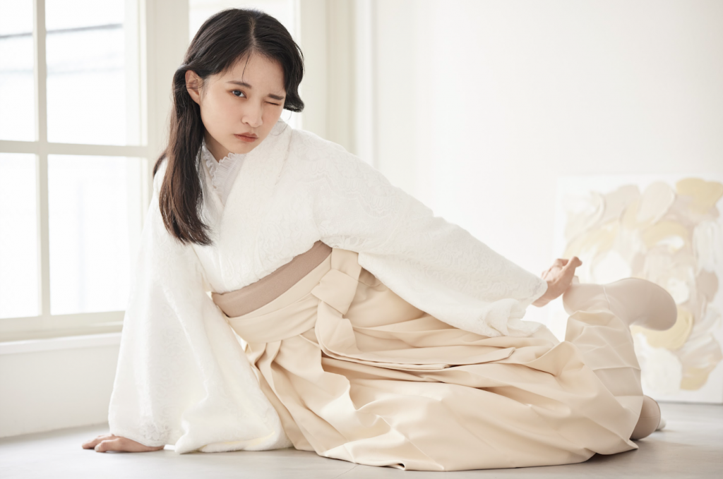 淡色カラーの袴を使用した、卒業袴コーディネートをご紹介致します 