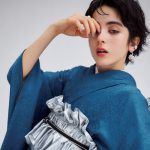 aimmeオリジナルのヴィンテージ振袖に、モダンな帯やブーツをコーディネートした、ファッション誌の1ページのような新成人の前撮り全身カット