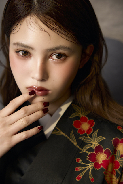 深みリップ×陰影グラデの洗練シックメイク