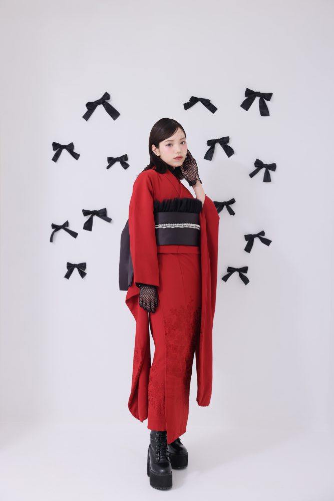 赤い振袖と黒い小物で仕上げたモードガーリーな全身姿