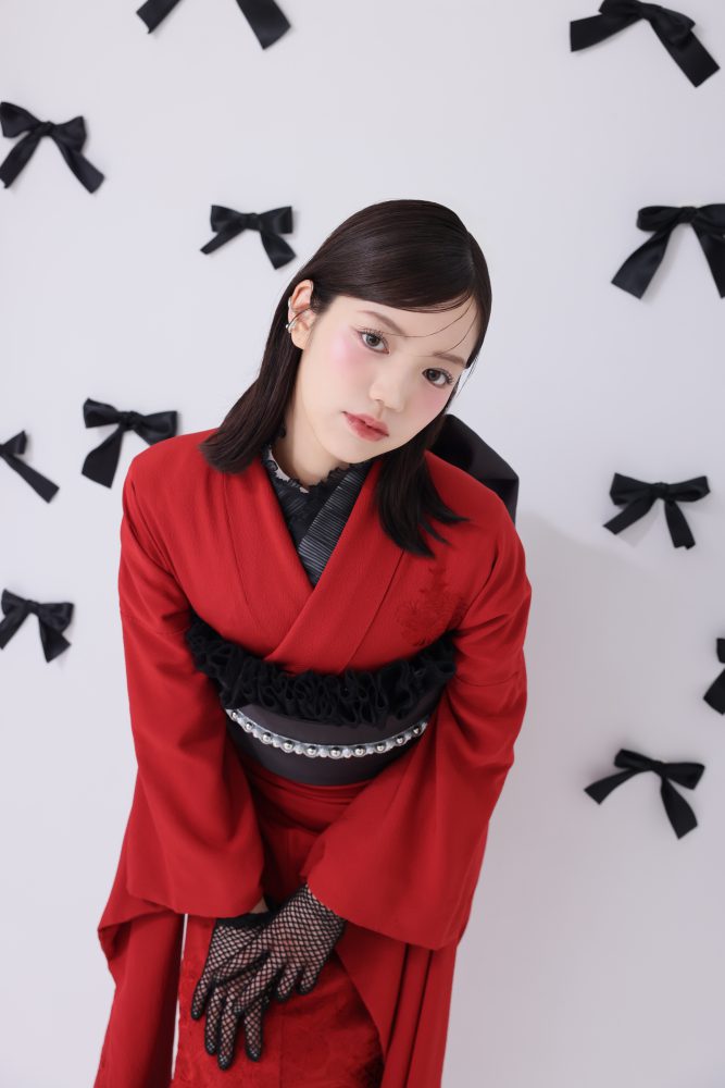 束感のある前髪とタイトな外はねヘア