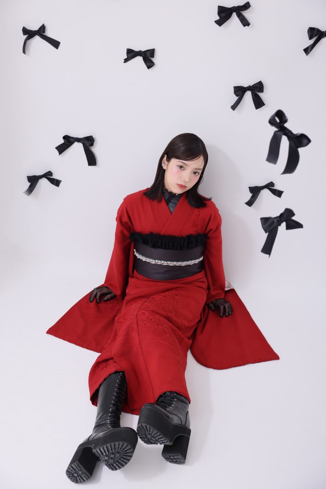 齋藤奈緒さんのモードガーリーな振袖姿