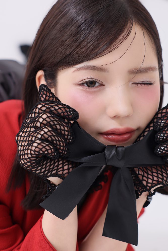グレーの目元とピンクの頬や口元を合わせたメイク