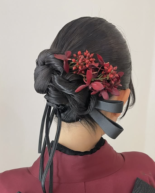 赤の造花とブラックレザーリボン