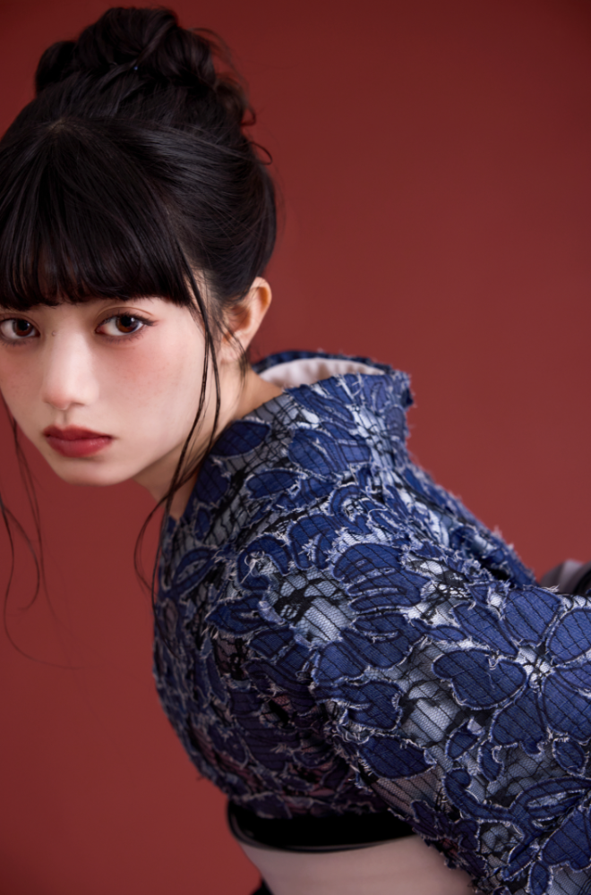 グレーレザー帯を合わせたデニムレース振袖の座り姿