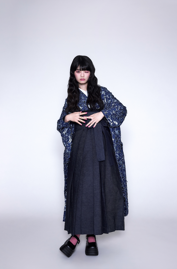 青みピンクメイクと無造作ウェーブヘアの寄りカット