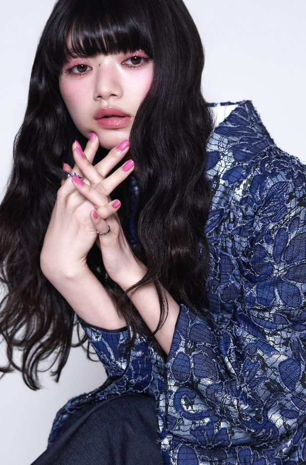 青みピンクのメイクとウェーブヘアのcool girlyクローズアップ