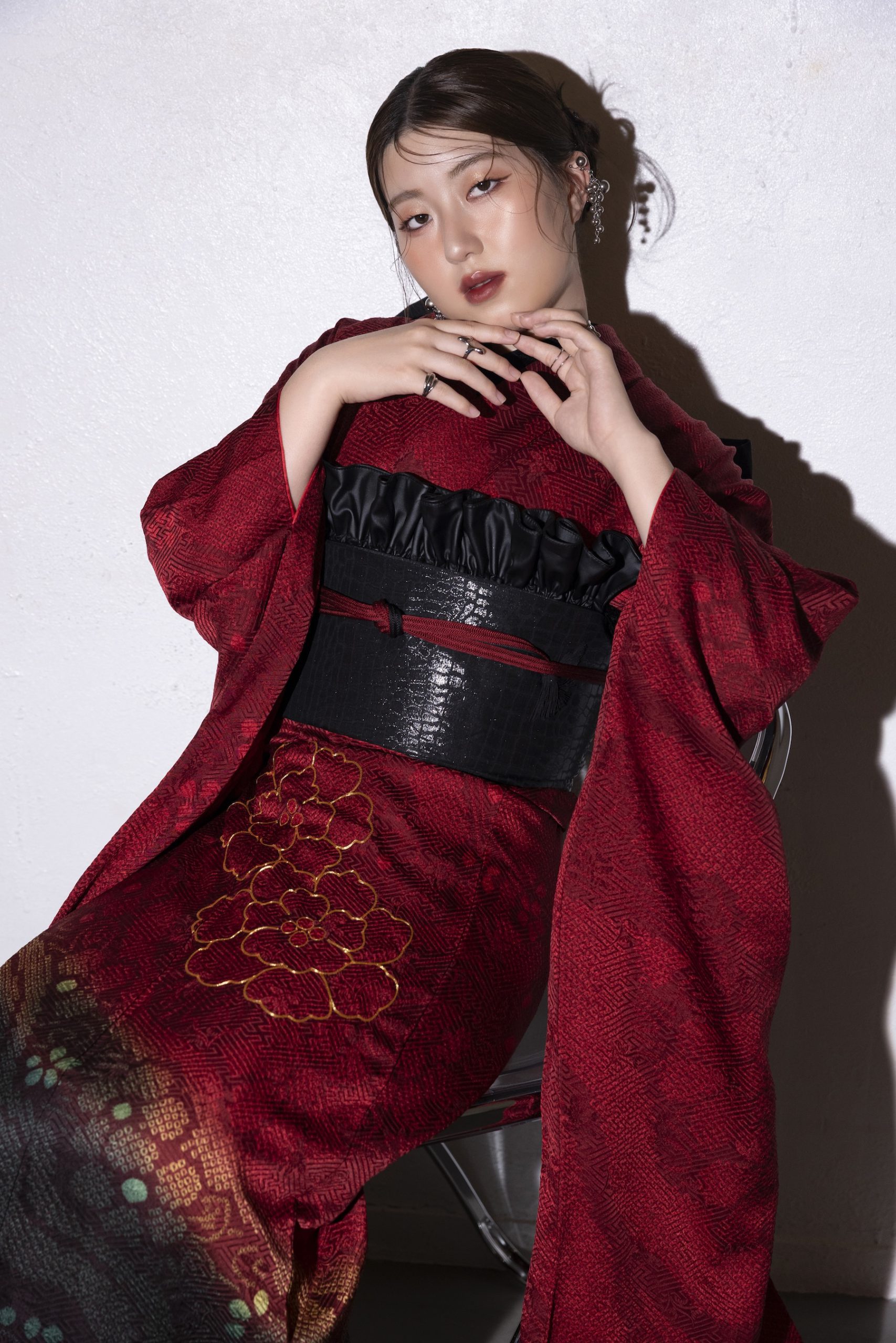タイトなカチモリヘアのバストアップ写真
