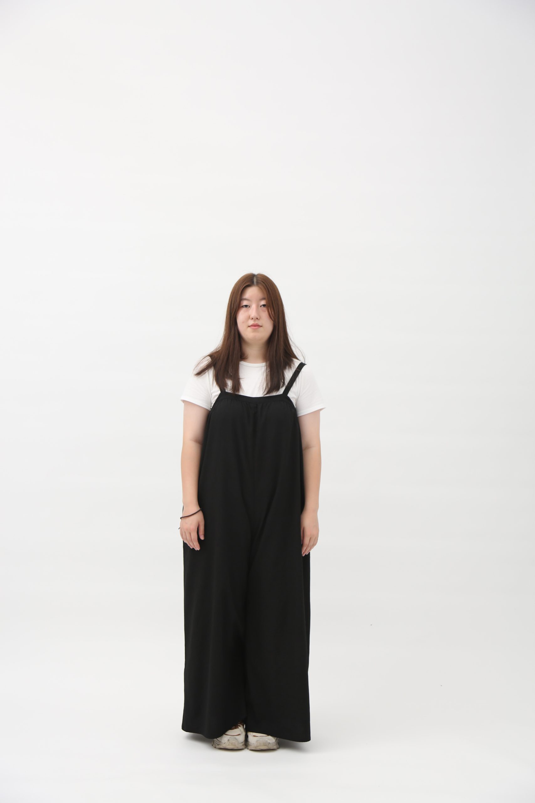 撮影前の宮里茉奈さんの全身写真